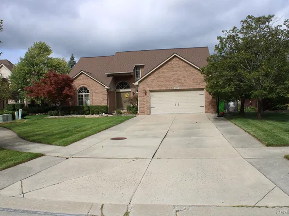 15877 Tea Rose Dr, Macomb, MI 48042