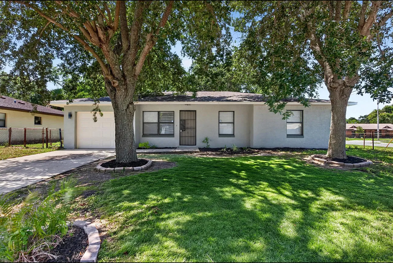 4 bed, 1385 sqft, $2,200 — Photo 1