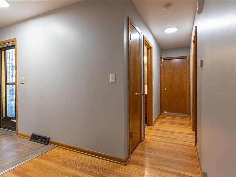 7221 Lexington Ave — Photo 2
