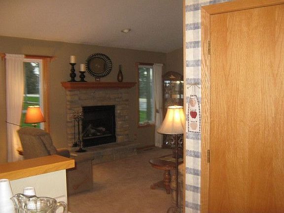 5th image of 405 Hazeltine Pl NE