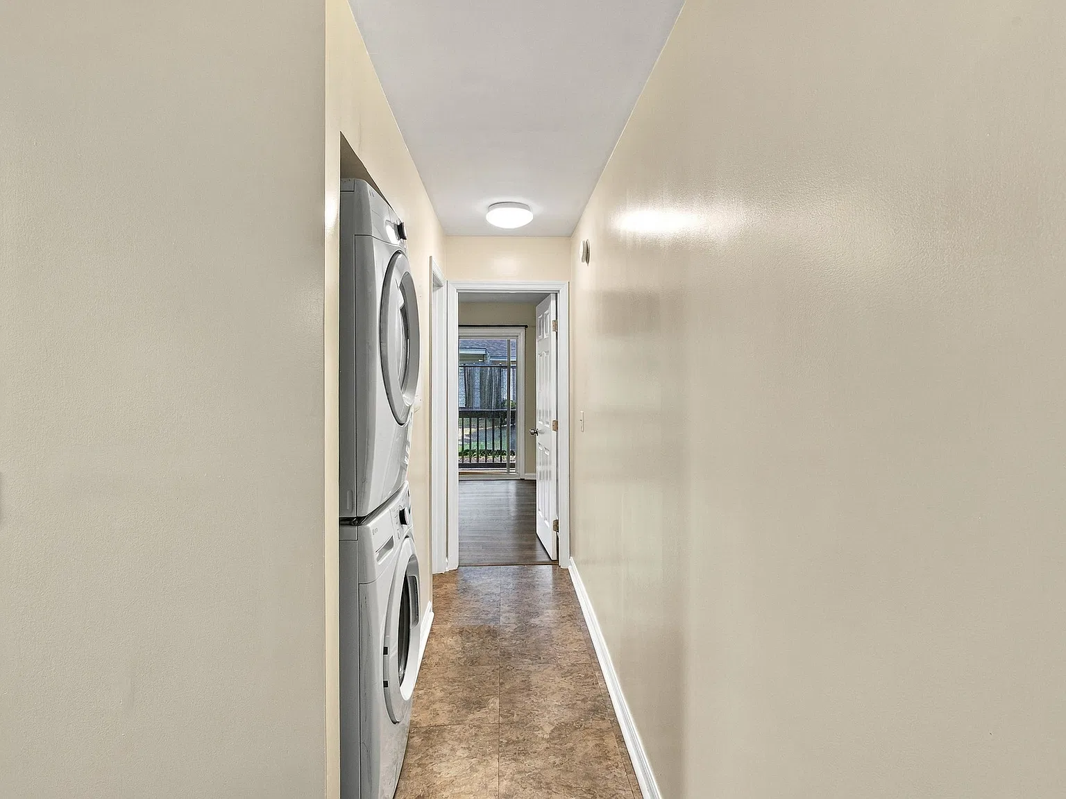 1 bed, 875 sqft, $1,200 — Photo 4