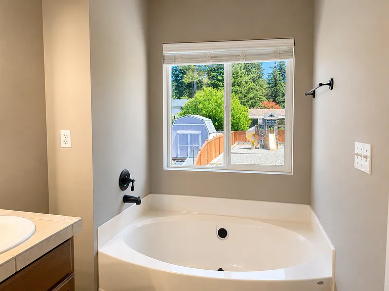 3918 Southlake Dr SE — Photo 13