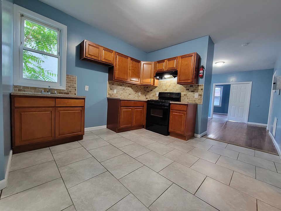 1st image of 209 4th Ave #1E