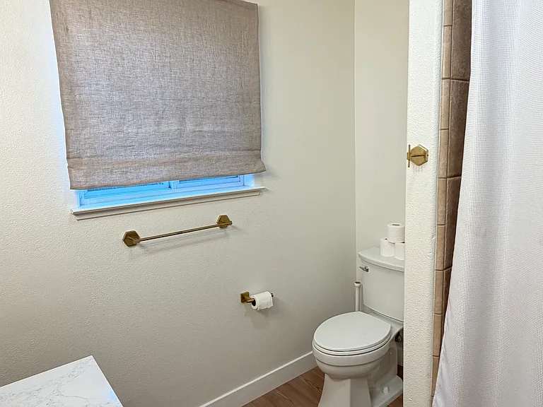 1555 Taylor Ln — Photo 10