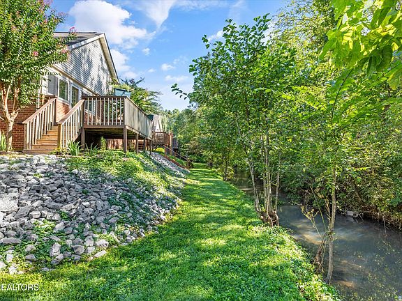4th image of 400 Creekview Ln