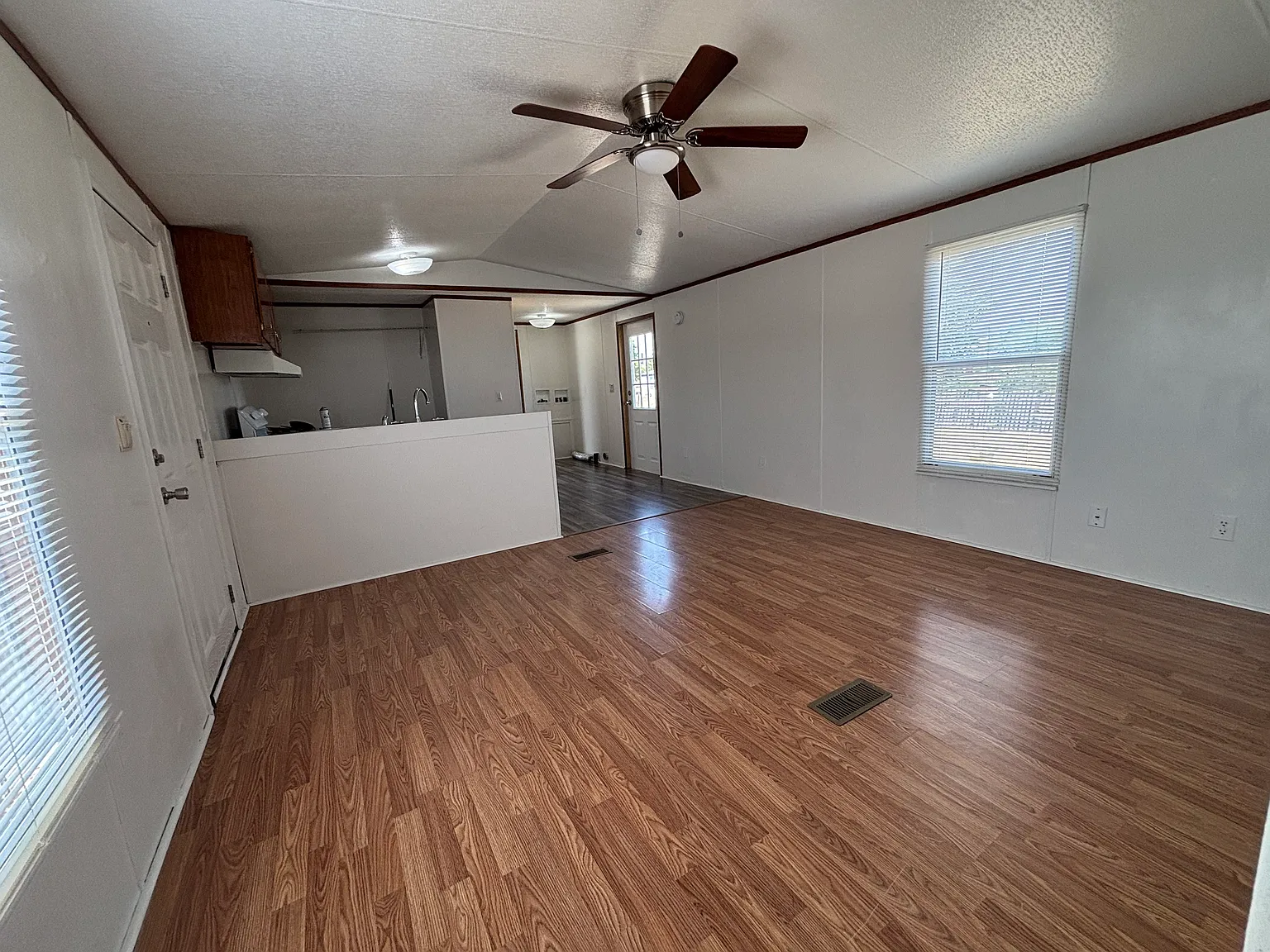 3 bed, 784 sqft, $1,050 — Photo 4