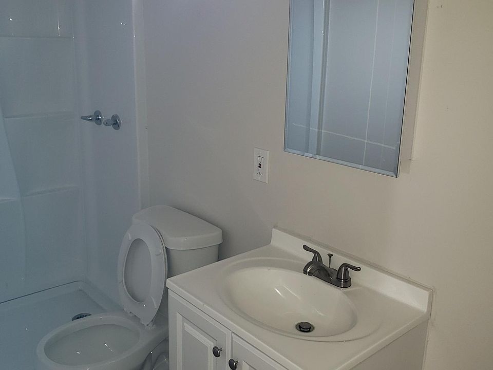 2nd image of 701 1/2 Lilac St