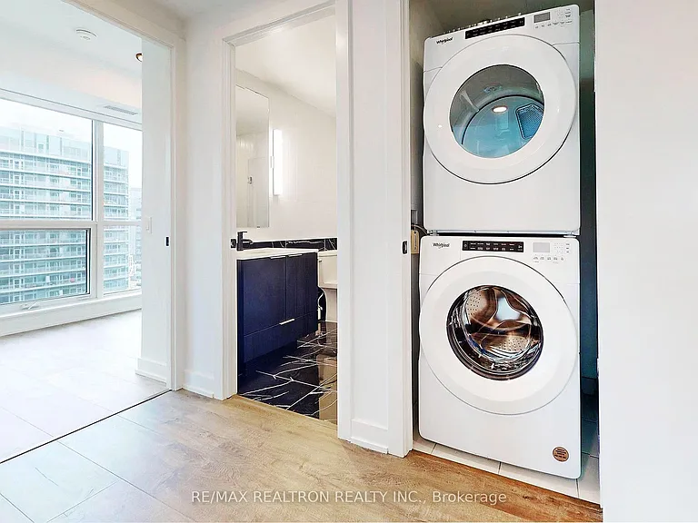 327 King St W #4105 — Photo 36