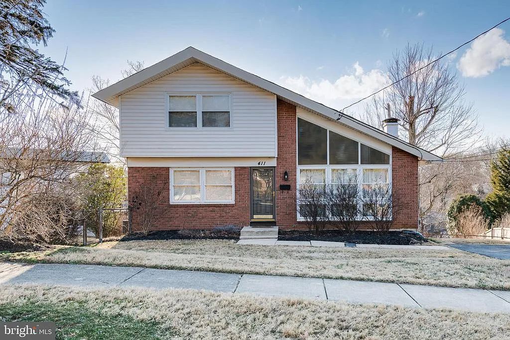 411 Hull Pl photo 1