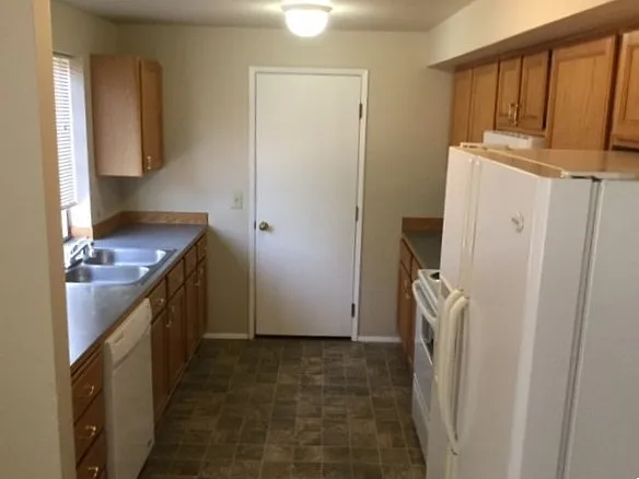 3 bed, 2.5 bath, 1930 sqft, $3,445 — Photo 2