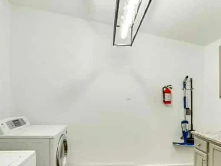 401 N Polk St — Photo 17