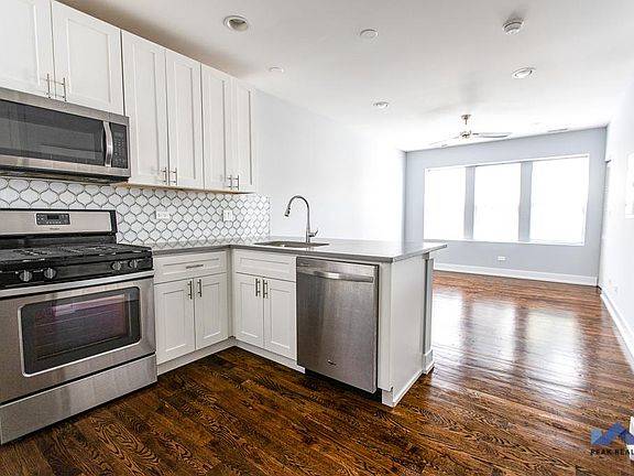 2nd image of 1822 W Byron St #2A