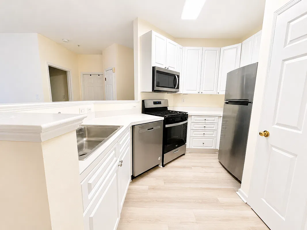 2 bed, 2.0 bath, 1028 sqft, $2,350 — Photo 4