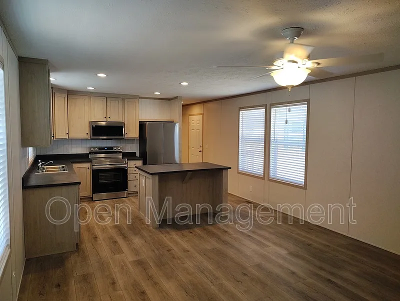 3 bed, 2.0 bath, $1,049 — Photo 3