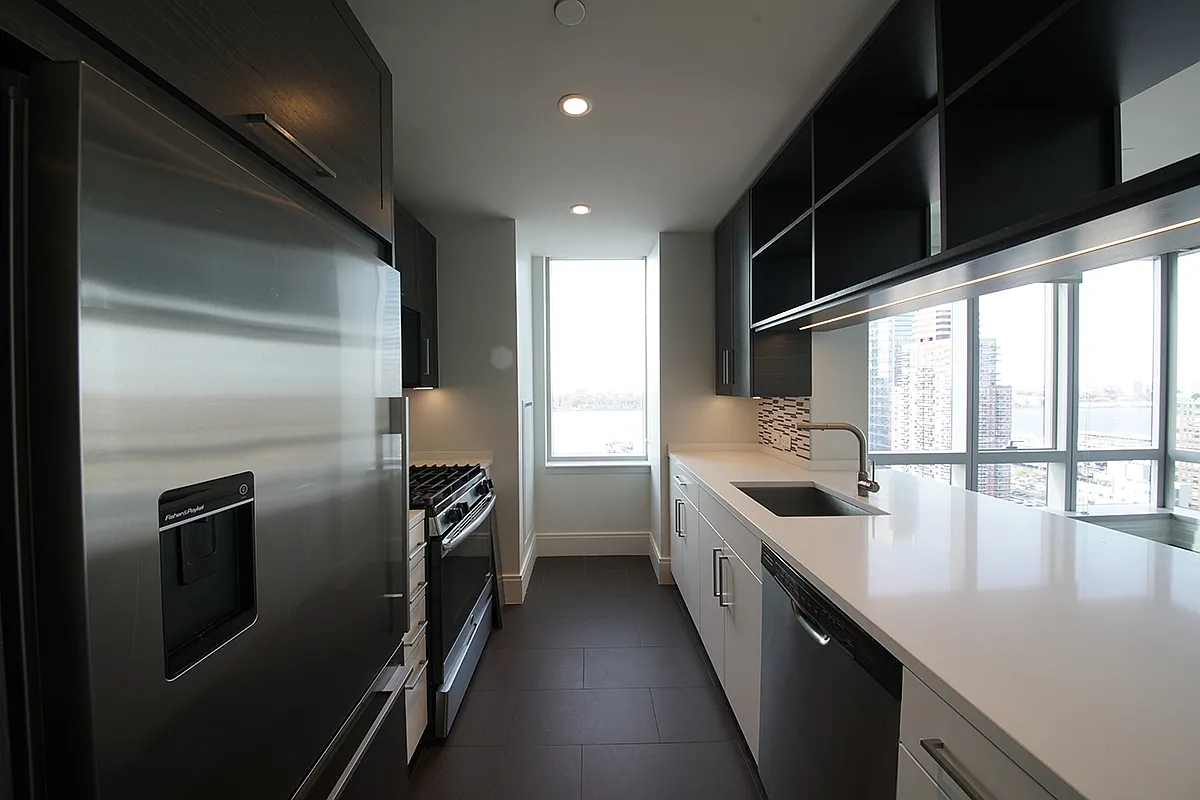 555 10th Ave — Photo 1