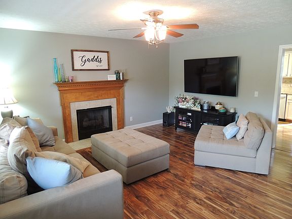 5th image of 411 S Aztec Dr