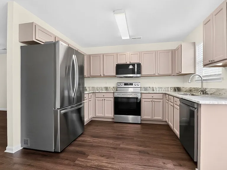 3928 Glory St — Photo 2