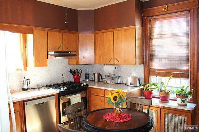 Eat-In Kitchen