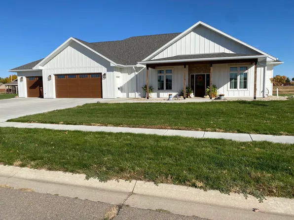2450 Prairie Eagle Cir E, Huron, SD 57350