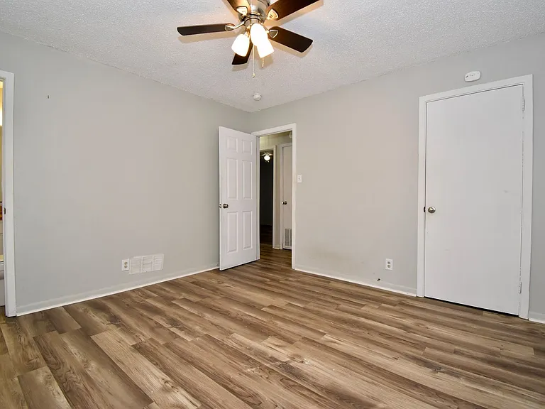 808 Laura Ln — Photo 11