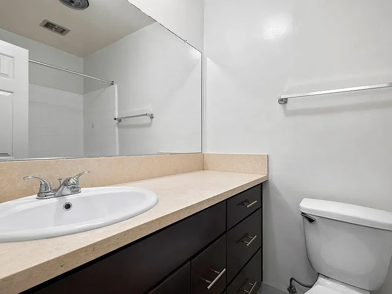 Riverside Villa Apartments — Photo 44