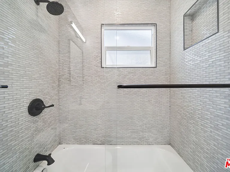 1029 N Gardner St — Photo 9