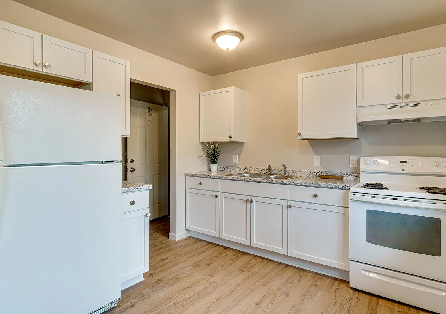 112 Hazelton Apartments — Photo 2