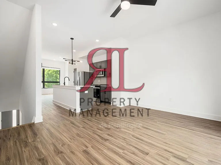 1096 Oak St — Photo 7