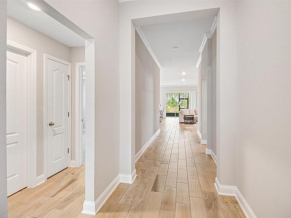 3rd image of 7 Summerwood Rd N
