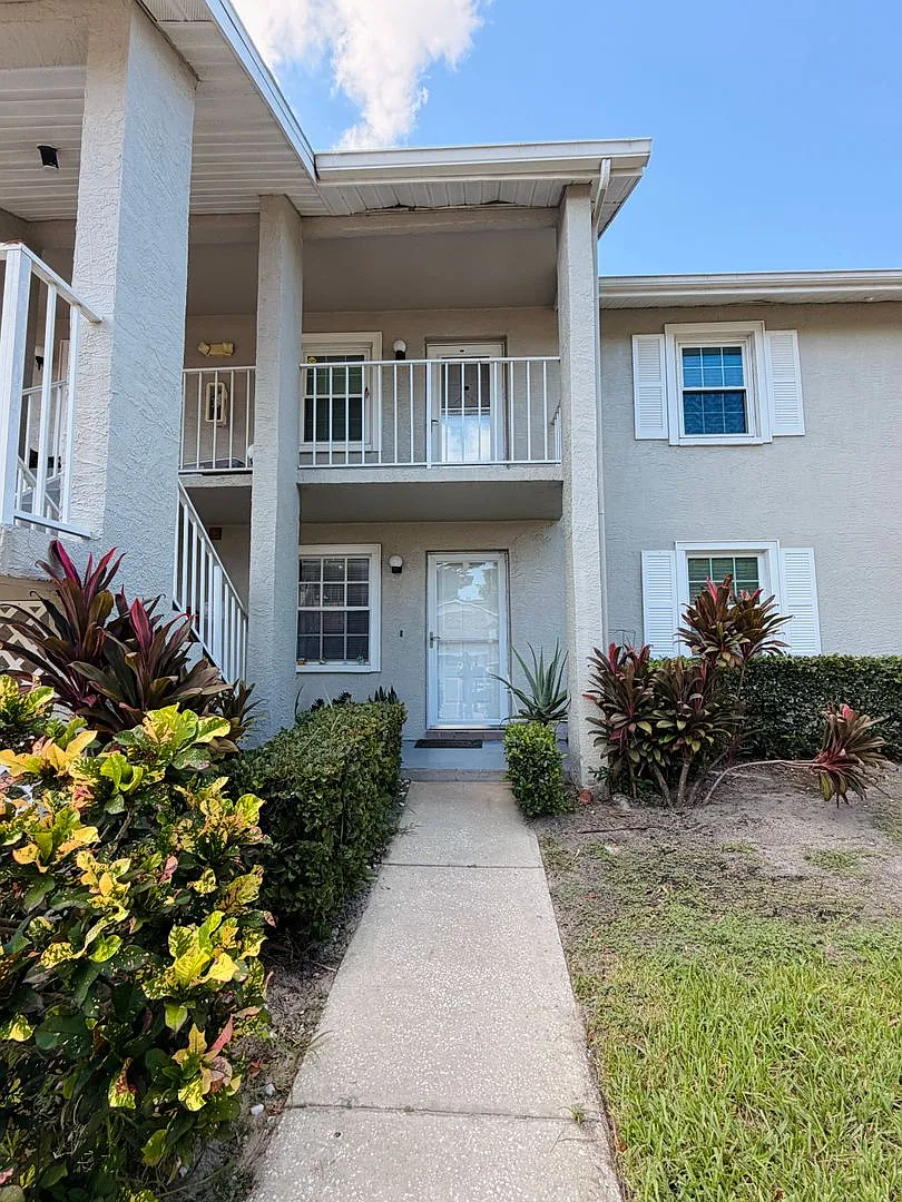 Charming 2 Bed / 2 Bath Dunedin Home Water, Sewer & Trash Included! — Photo 3