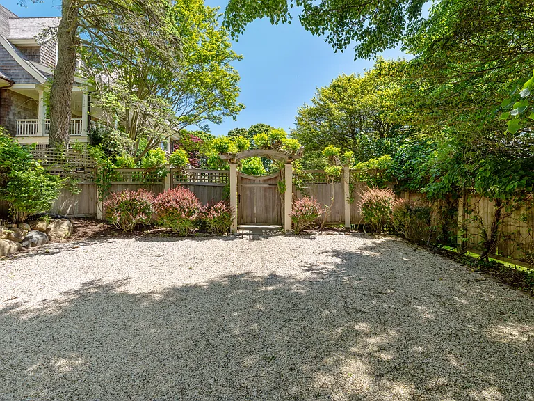 28 Washington Dr — Photo 42