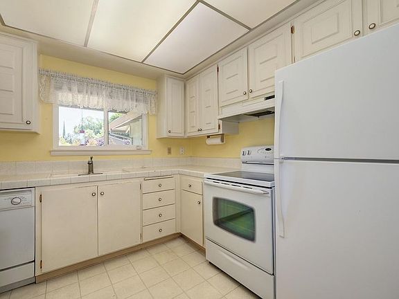 5th image of 141 Waterglen Cir