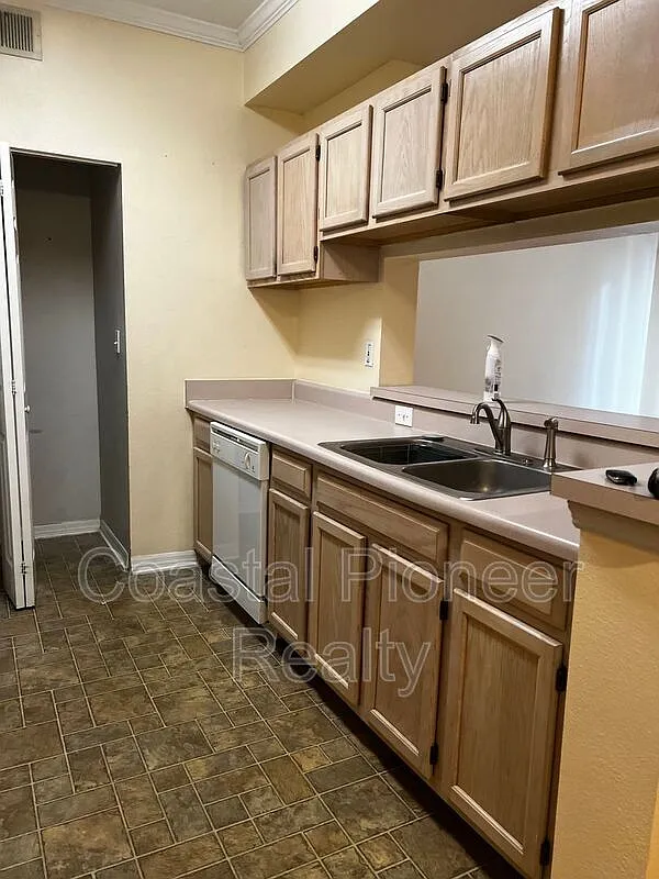 1 bed, 1.0 bath, 734 sqft, $1,250 — Photo 3