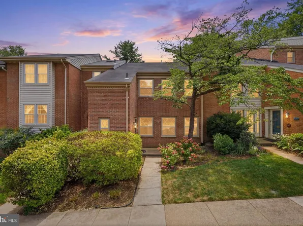 2007 Hopewood Dr, Falls Church, VA 22043