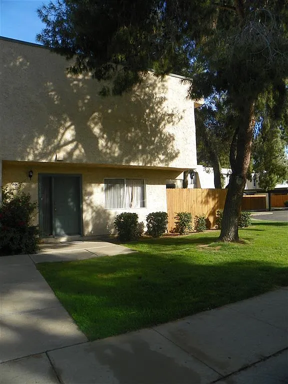 Glendale townhome - First month FREE- 2 bedroom 1.5 bath - Washer/Dryer hookups — Photo 2