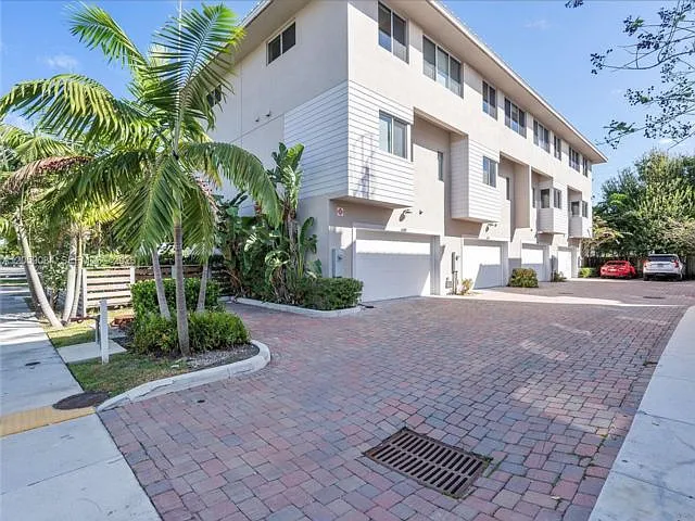 628 NE 12th Ave — Photo 13