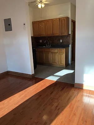 Rented by Metroline Realty | media 22