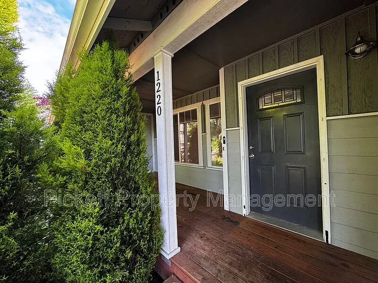 1220 Audrey Ave W — Photo 2