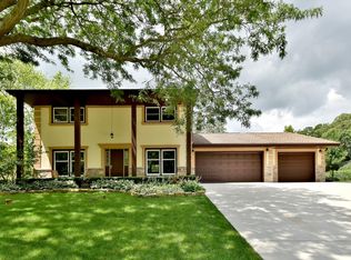 10S082 Lakewood Dr, Willowbrook, IL 60527