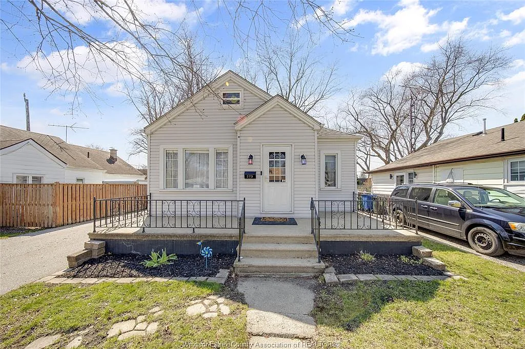 273 Frank Ave photo 1