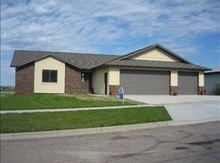 705 27th St NW, Minot, ND 58703