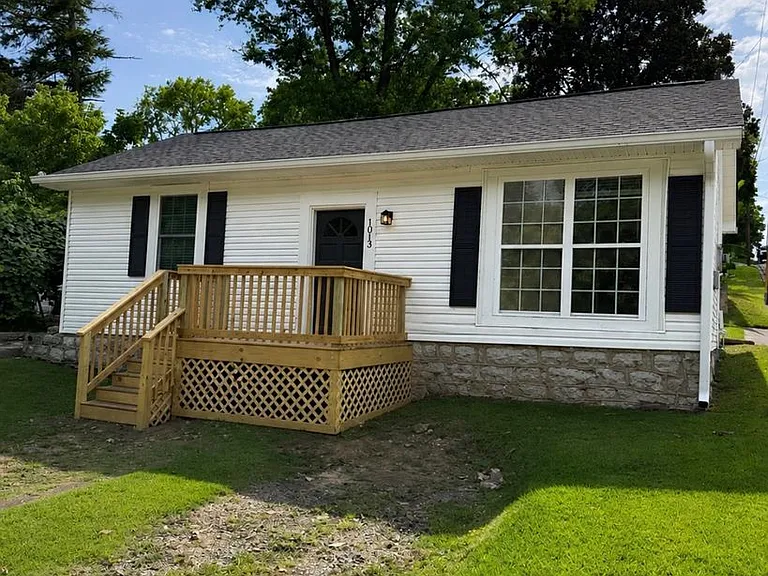 1013 Riverside Dr — Photo 1