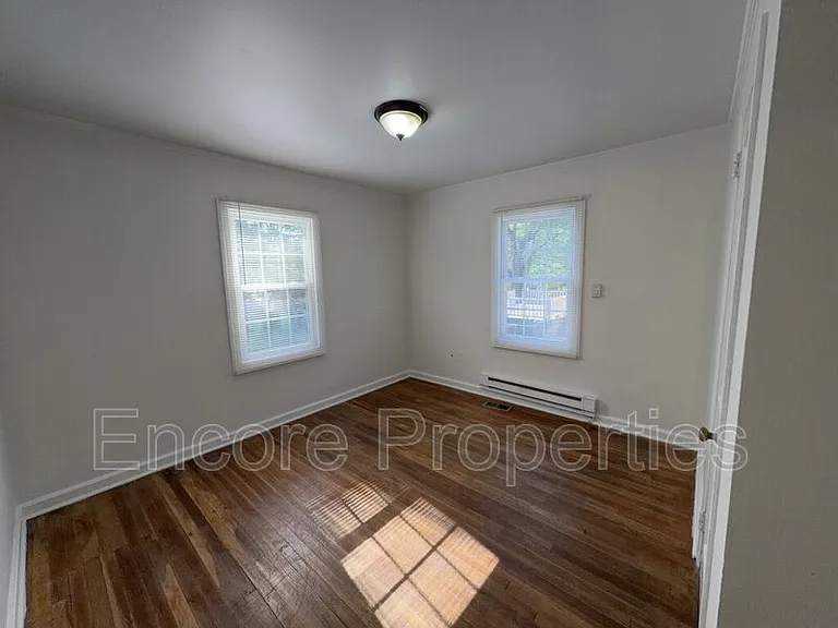 2731 Knowles St — Photo 7
