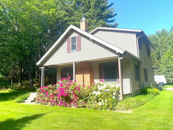 960 Highland Dr, Marquette, MI 49855