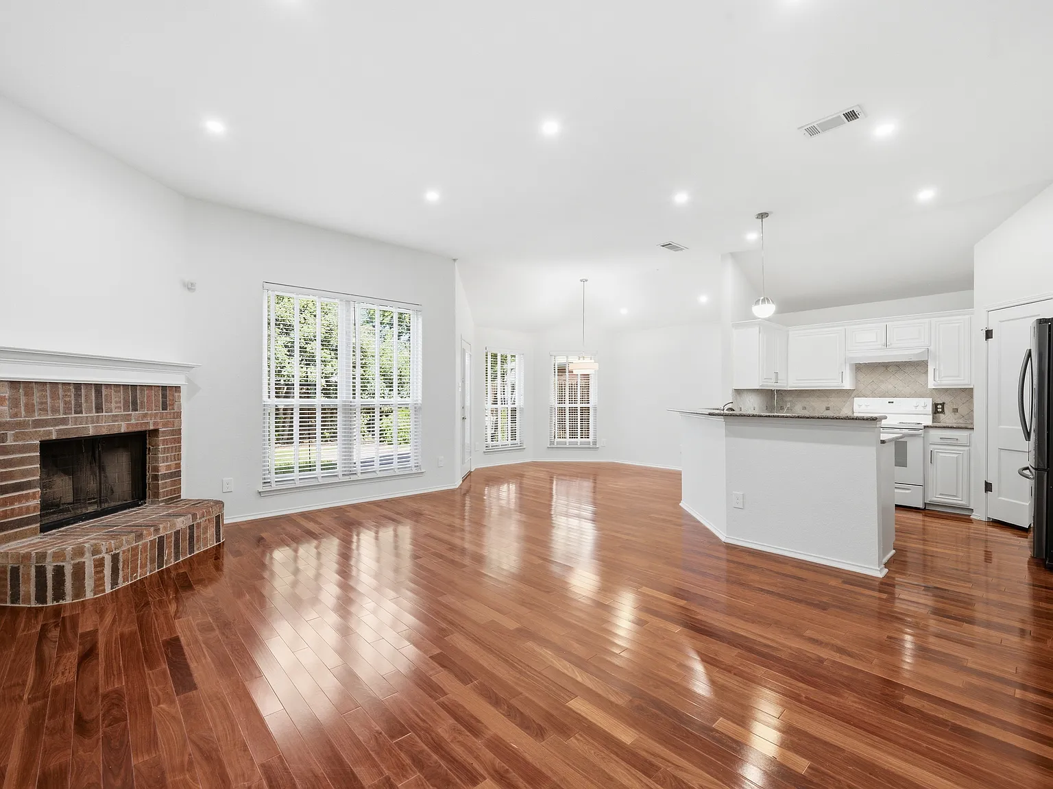 3 bed, 1687 sqft, $2,495 — Photo 4
