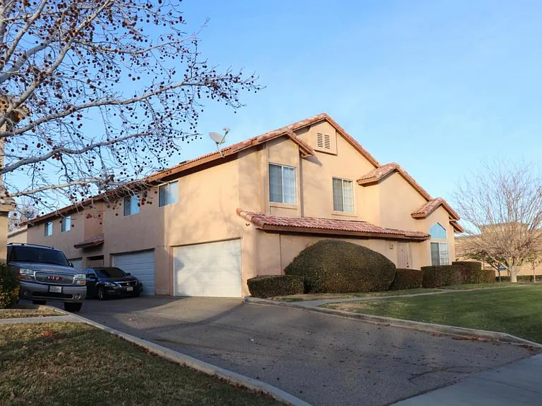 1647 Orchid Ln — Photo 2