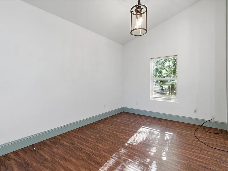 1731 W Elm St — Photo 15