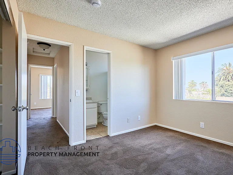 1636 E 6th St — Photo 12