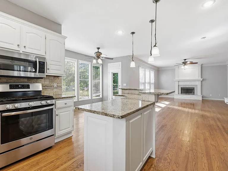 14117 Parkhill Ln — Photo 16