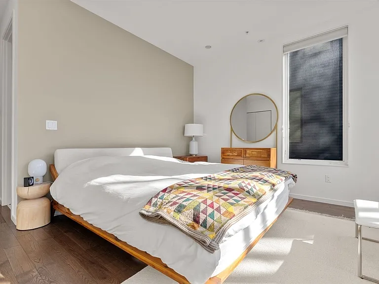 519 E 1st St #4 — Photo 7